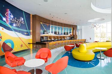 Relájate y descansa en el Swizzle Lounge un bar colorido y a estilo retro moderno en el vestíbulo del hotel dentro del complejo de Universal Orlando, en el Cabana Bay Beach Resort. El Swizzle Lounge, un bar en el vestíbulo dentro de Cabana Bay Beach Resort, un hotel a estilo retro dentro del complejo Universal Orlando.