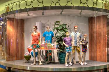 Relájate a estilo con mercancía y vestimenta exclusiva disponible para compras en Cabana Bay Beach Resort en Universal Orlando. Una vitrina de ropa colorida para usar en el complejo turístico, disponible en la tienda de regalos en Universal's Cabana Bay Beach Resort en Orlando.