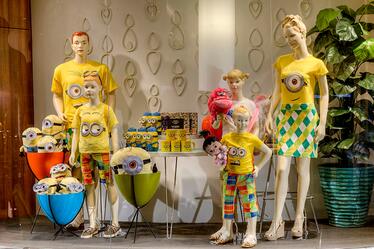 Una gran variedad de vestimenta y souvenirs de Universal Studios Florida y Universal’s Islands of Adventure dentro de esta tienda en el Cabana Bay Beach Resort. Una vitrina con una familia de maniquíes con mercancía de los Minion en la tienda de Universal Orlando Resort dentro del Cabana Bay Beach Resort.