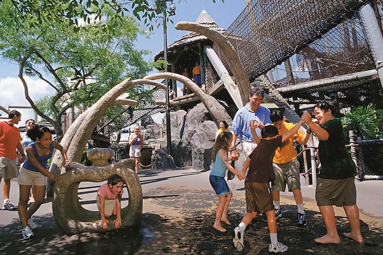 Visitar islands of aventure  con niños pequeños Camp-jurassic-kids-playing-in-water-c-00