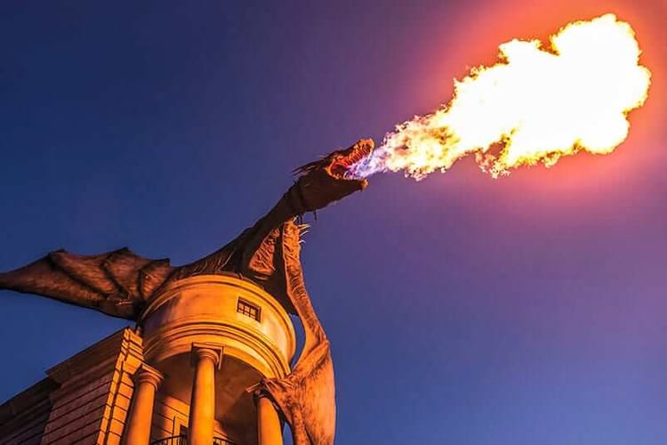 Visitar los parques Universal con niños pequeños Escape-from-gringotts-ride-dragon3-c