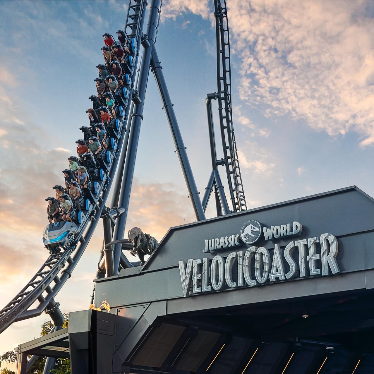 El exterior de la entrada de Jurassic World Velocicoaster mientras los tripulantes se embarcan en la aventura.