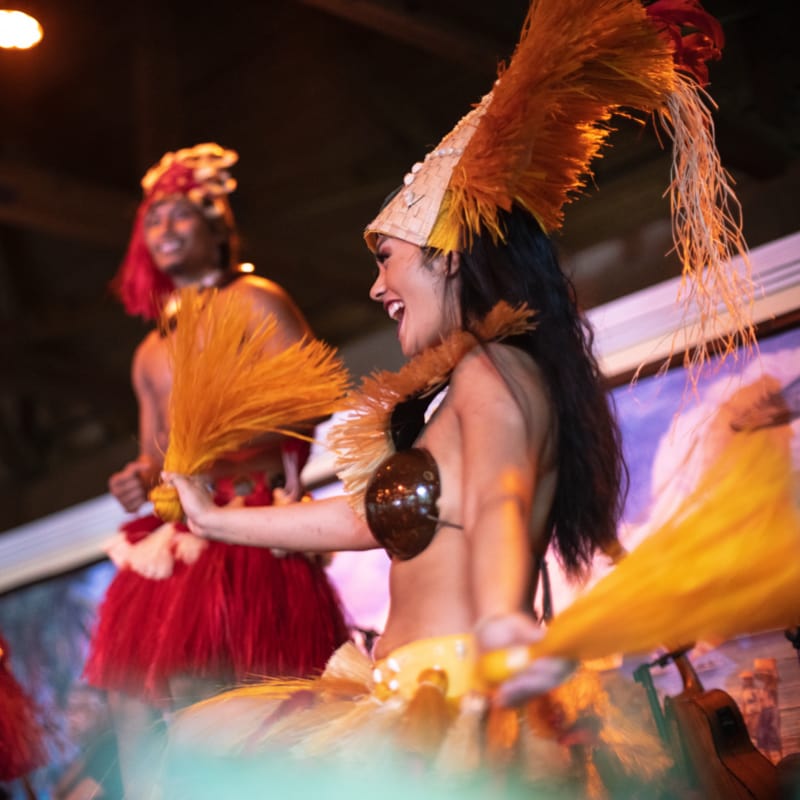 Presentación de cultura polinesia en Wantilan Luau en Royal Pacific Resort.