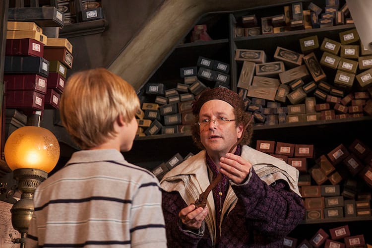 Visitar islands of aventure  con niños pequeños Ollivanders-hogsmeade-orlando-boy-wizard-wand-c-01