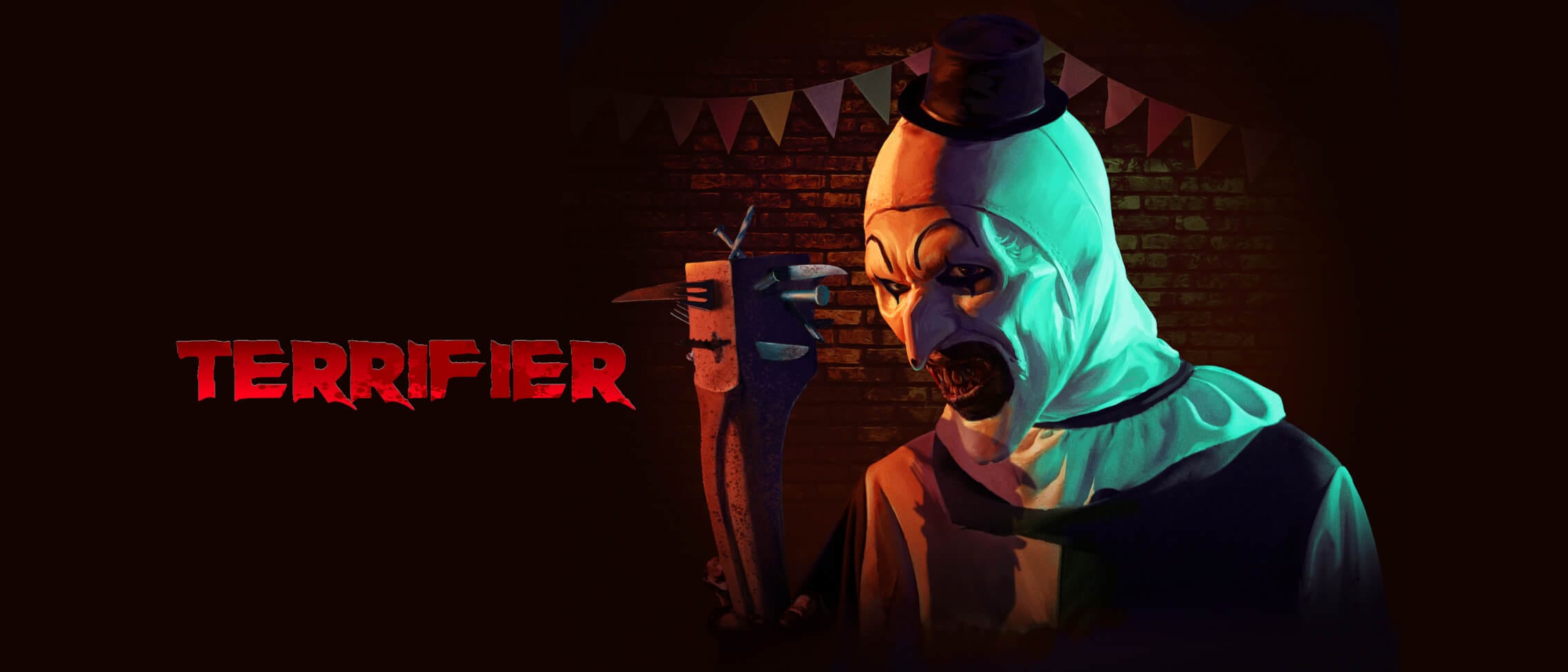 Art the Clown sosteniendo un garrote con herramientas y utensilios afilados, frente a una pared de ladrillo con banderas de fiesta, junto a la palabra “TERRIFIER” escrita con letras rojas manchadas.