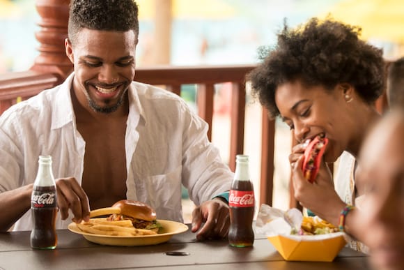 (Comida): El sándwich "Mango BBQ Pulled Pork" de Kohola Reef, es solo una de las muchas deliciosas comidas que podrás disfrutar en Universal’s Volcano Bay™.