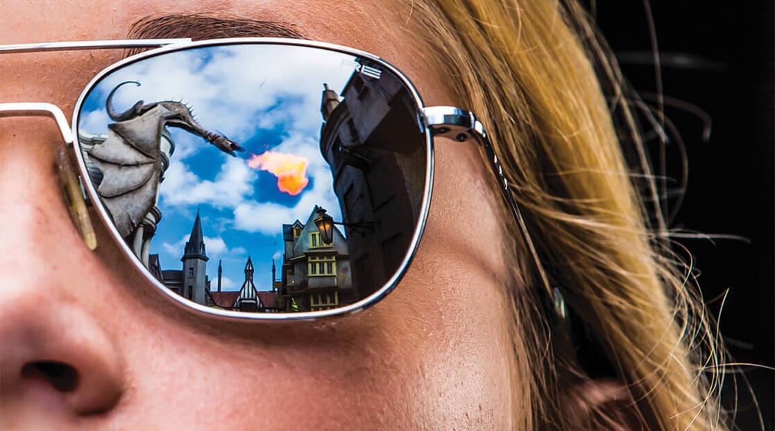 foto del dragon de gringotts tirando fuego reflejado en unos anteojos