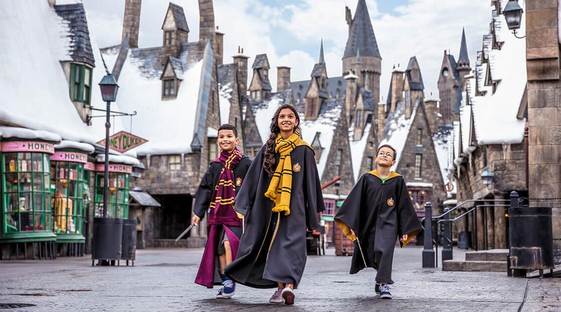 Niños caminando por Diagon alley en el parque de Universal